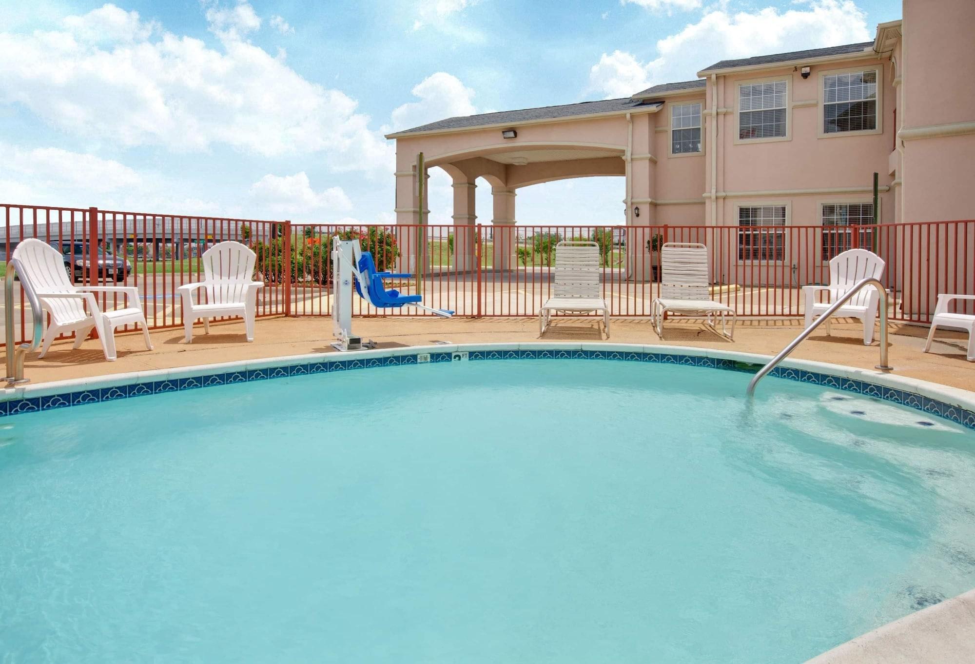 Super 8 By Wyndham Forney/East Dallas Exterior photo