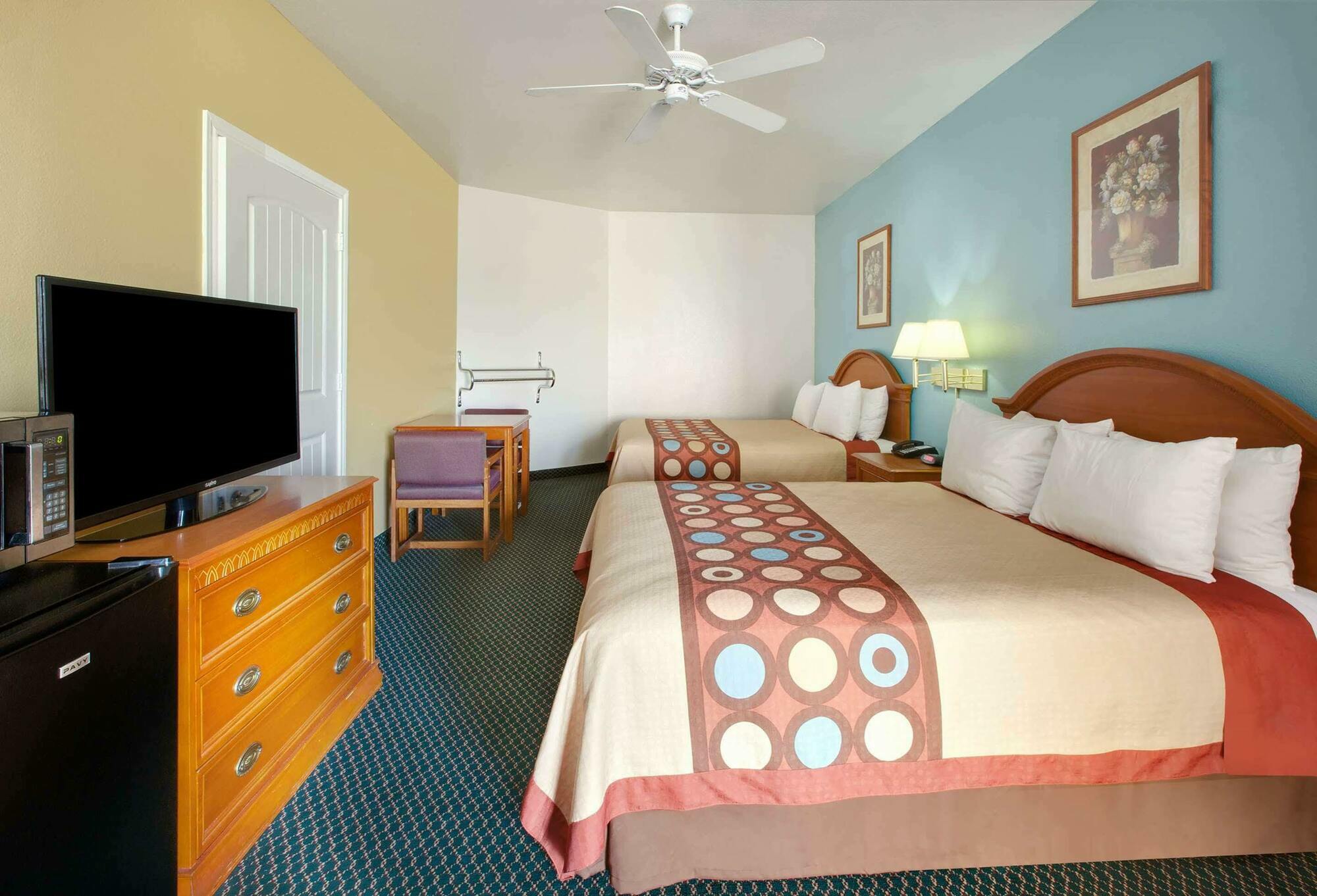 Super 8 By Wyndham Forney/East Dallas Exterior photo